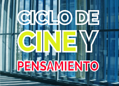 Se lee escrito en letras mayúsculas Ciclo de Cine y Pensamiento. Y de fondo se observan paneles de color azul que se encuentran al final de la Sala Angélica Gorodischer.